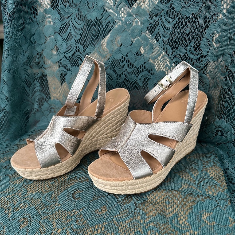 NWOB UGG Careena Wedge Sandals Pale Metallic Gold
